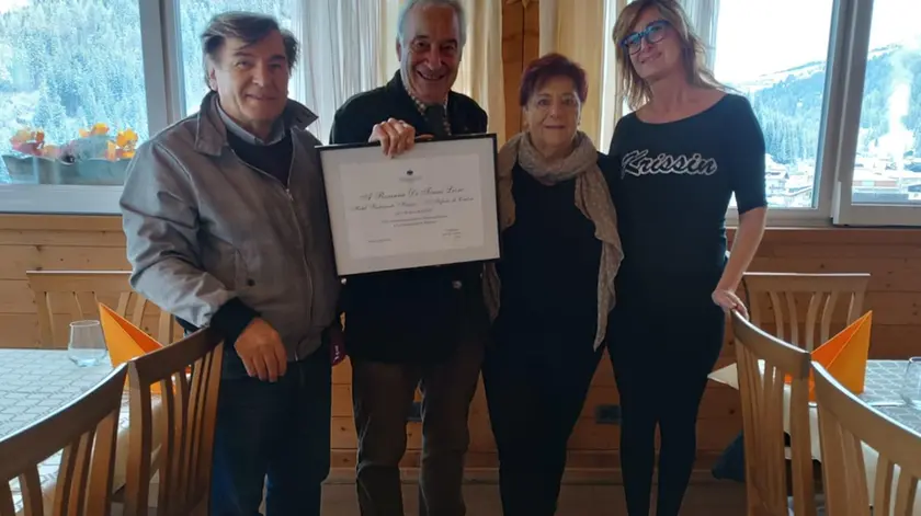 Lara Zaccaria (prima a destra) alla consegna dell’attestato