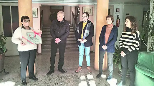 Paola Biesuz con l’omaggio consegnatole da Nunzio Gorza