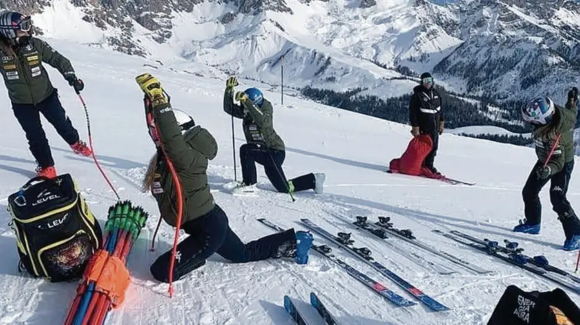 Le azzurre si riscaldano prima delle discese sulla VolatA