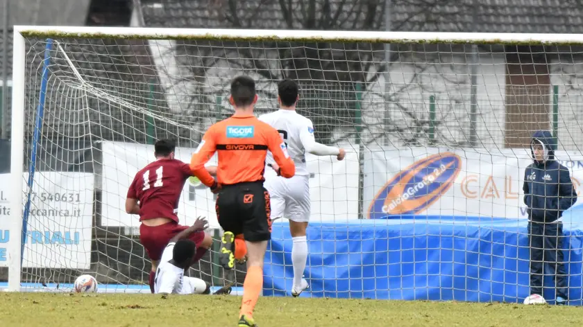 Il gol della vittoria dell’Adriese di Matteo Colombi (fotoservizio Beppe De Zanet)