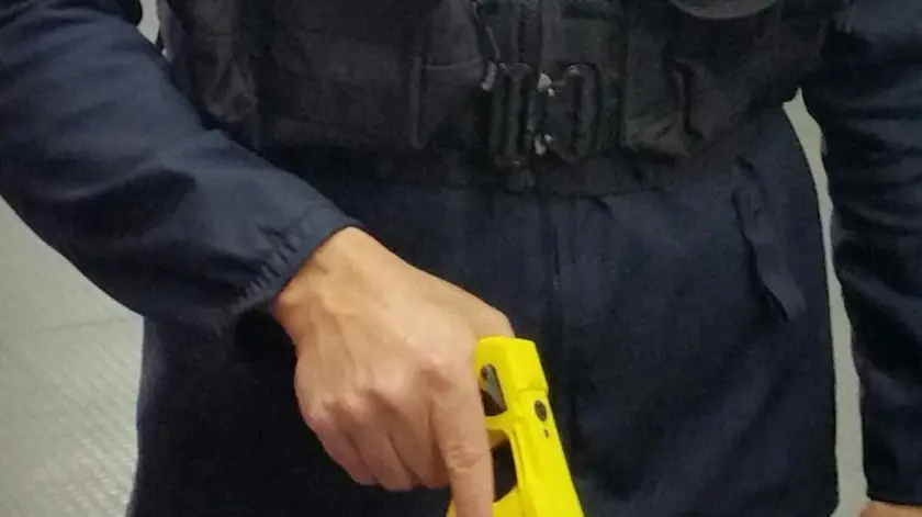 Un agente con il taser