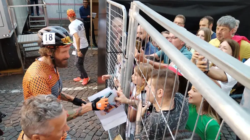 Jovanotti firma autografi ai giovani fan