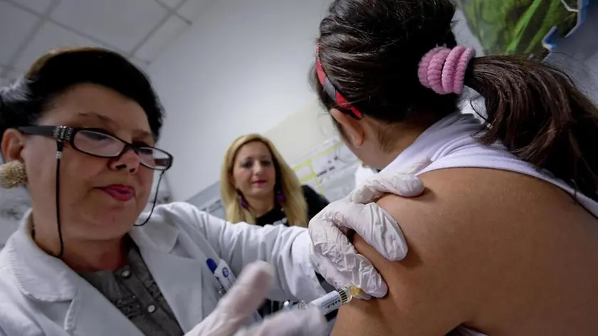 Una bambina viene vaccinata in un ambulatorio della Asl di Napoli, in una foto d'archivio..ANSA / CIRO FUSCO