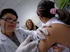 Una bambina viene vaccinata in un ambulatorio della Asl di Napoli, in una foto d'archivio..ANSA / CIRO FUSCO