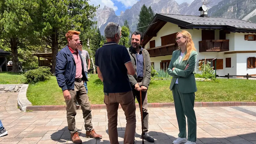 La consigliera provinciale al turismo, Vanessa De Francesch con il cast di Un passo dal cielo
