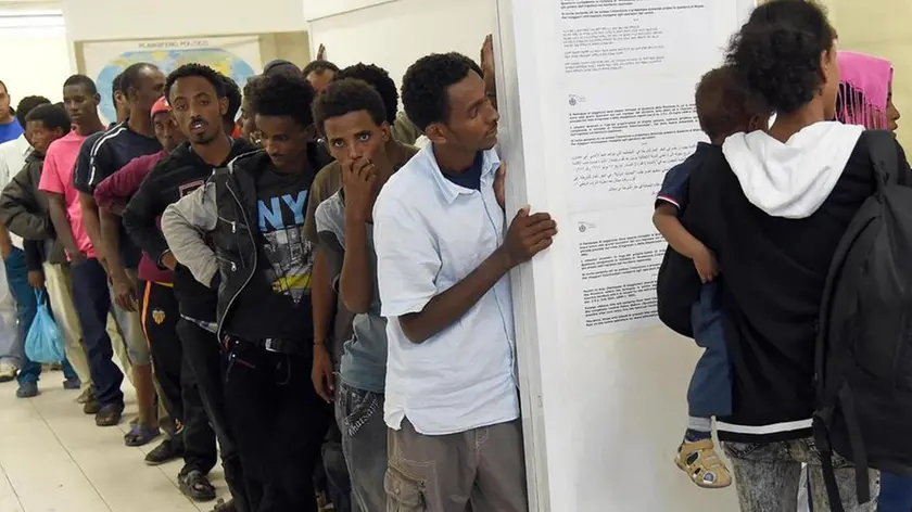 Migranti in attesa di una eventuale collocazione provvisoria a Milano, in una foto d'archivio del 7 settembre 2015. ANSA/DANIEL DAL ZENNARO