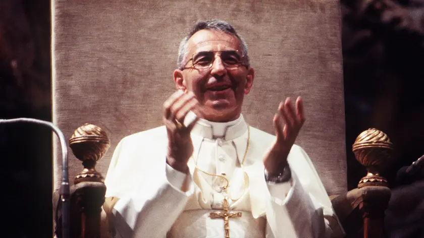 20080822 - ROMA - REL - 30 ANNI PAPA LUCIANI: IL PONTEFICE DEL SORRISO. Papa Giovanni Paolo I, Albino Luciani, in una immagine di archivio. Trent'anni fa il Papa del sorriso. Era il 26 agosto 1978, quando i 111 cardinali riuniti in conclave scelsero Albino Luciani, all'epoca patriarca di Venezia, quale successore di Papa Paolo VI, morto il 6 agosto dopo 15 anni di pontificato. Ma quella di Luciani fu una meteora. Il nuovo Papa, che aveva preso il nome Giovanni Paolo I, mori' improvvisamente dopo 33 giorni, colto da infarto la notte fra il 28 e il 29 settembre. Avrebbe compiuto 66 anni il 17 ottobre. Nel suo brevissimo papato, Luciani pronuncio' 9 discorsi, tenne 4 udienze e due omelie. Ma la sua semplicita' e il suo sorriso sono rimasti impressi nella memoria di tutti. ANSA/ARCHIVIO/DRN