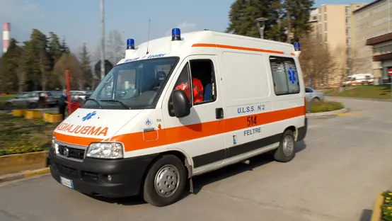 Belluno, 15 marzo 2007. Feltre, un'ambulanza esce dal pronto soccorso dell'ospedale.