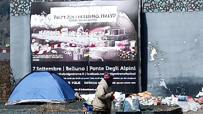 Il profugo iracheno con la sua tenda
