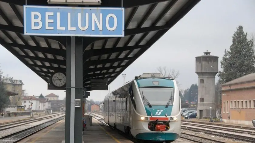 Belluno, 10 dicembre 2007. Alla stazione di Belluno arriva il nuovo servizio navetta di trenitalia Il Minuetto