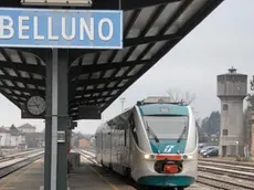 Belluno, 10 dicembre 2007. Alla stazione di Belluno arriva il nuovo servizio navetta di trenitalia Il Minuetto