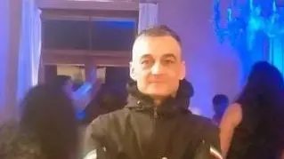 Genio Melis in tenuta da addetto alla sicurezza