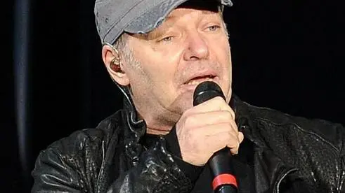 Vasco Rossi si esibisce durante un concerto allo stadio Olimpico di Torino, 9 giugno 2013. ANSA/ ALESSANDRO DI MARCO