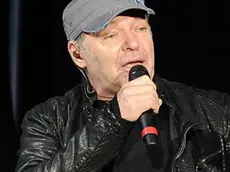 Vasco Rossi si esibisce durante un concerto allo stadio Olimpico di Torino, 9 giugno 2013. ANSA/ ALESSANDRO DI MARCO