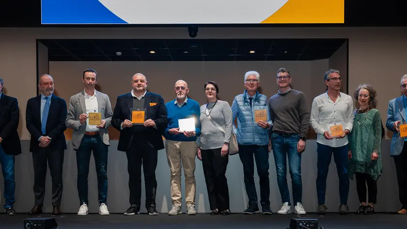 Foto di gruppo per i titolari dei negozi storici del Bellunese premiati ieri a Padova dalla Regione Veneto