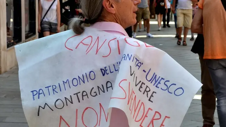 Interpress/Mazzega Venezia, 30.06.2016.- Regione Veneto, Palazzo Ferrofini, protesta per la vendita dell'albergo San Marco e terreno in Cansiglio