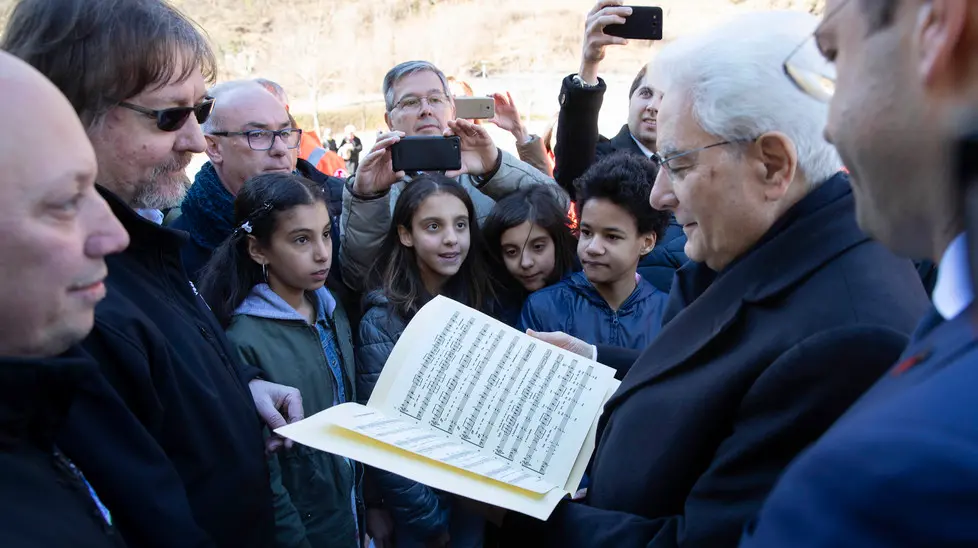 Foto Francesco Ammendola/Ufficio Stampa Quirinale/LaPresse12-03-2019 Longarone - ItaliaPoliticaIl Presidente della Repubblica Sergio Mattarella saluta una rappresentanza di una scuola media che ha realizzato un lavoro sull’evento calamitoso del Vajont.DISTRIBUTION FREE FO CHARGE - NOT FOR SALE