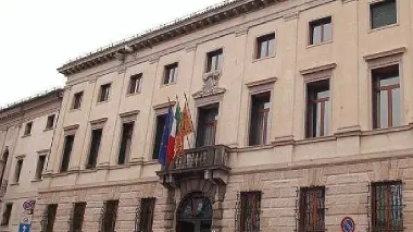 Renzo Crosato capogruppo del Pd e a lato palazzo Piloni