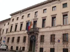 Renzo Crosato capogruppo del Pd e a lato palazzo Piloni