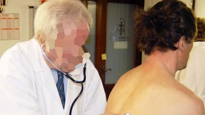 FOTO SIMBOLO DI UN MEDICO CHE VISITA PAZIENTE..VISITA DOMICILIARE - DOMICILIARI - A DOMICILIOUn paziente sottoposto a visita medica in un ospedale veneto. In aumento i fattori di rischio delle malattie cardiovascolari