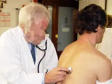 FOTO SIMBOLO DI UN MEDICO CHE VISITA PAZIENTE..VISITA DOMICILIARE - DOMICILIARI - A DOMICILIOUn paziente sottoposto a visita medica in un ospedale veneto. In aumento i fattori di rischio delle malattie cardiovascolari