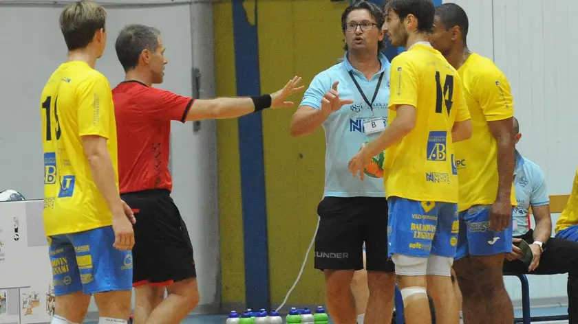 Darko Pranjic parla con l’arbitro durante Belluno-Palazzolo