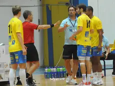 Darko Pranjic parla con l’arbitro durante Belluno-Palazzolo