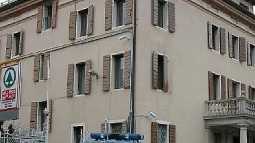 Una volante della polizia davanti alla Questura di Belluno