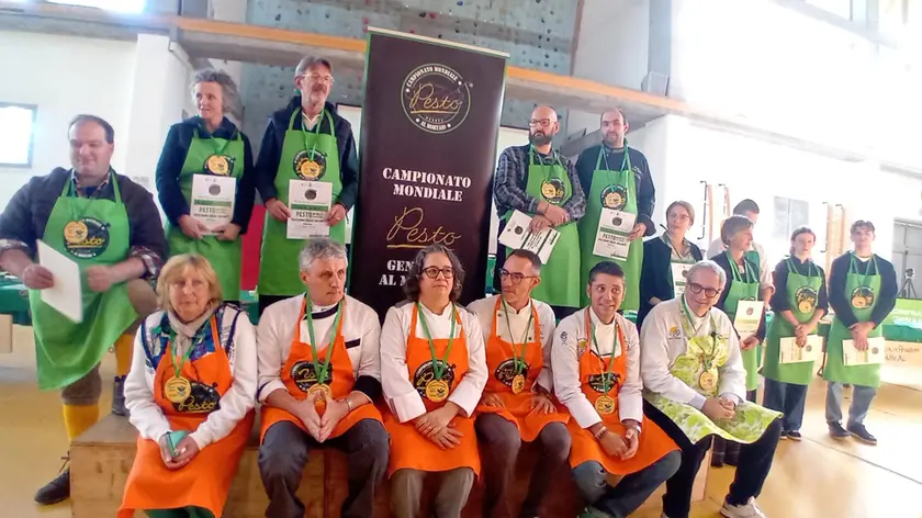 I partecipanti alla Selezione dolomitica a Falcade dei Mondiali di pesto genovese al mortaio