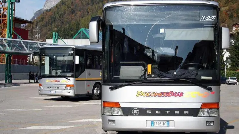 Agordo (BL), 26 Ottobre 2005, Stazione Dolomitibus - Agordo (BL), 26 October 2005, Dolomitibus station - Le tariffe pubblicate da Dolomiti bus sono in vigore dal 1º settembre