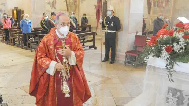 Il vescovo Marangoni ieri è salito fino a Laste di Rocca Pietore per dire messa
