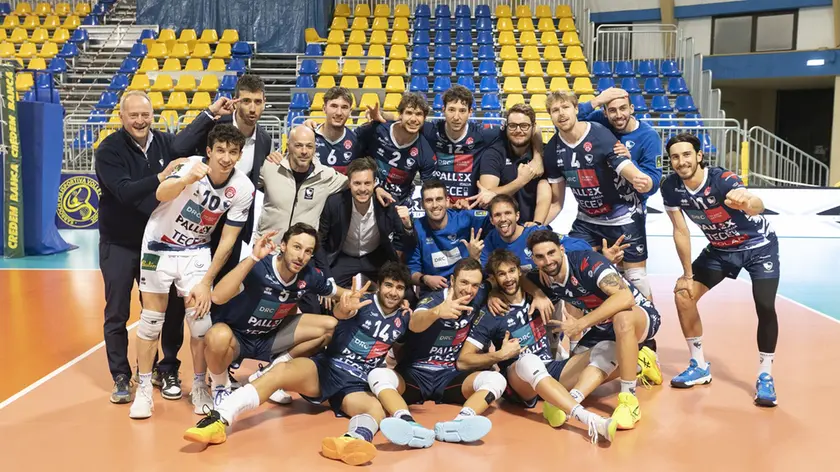 Foto di gruppo del Belluno Volley dopo la vittoria