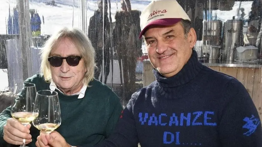 Gherardo Manaigo, patron del Posta a Cortina, brinda con Carlo Vanzina per i quarant’anni del film Vacanze di Natale
