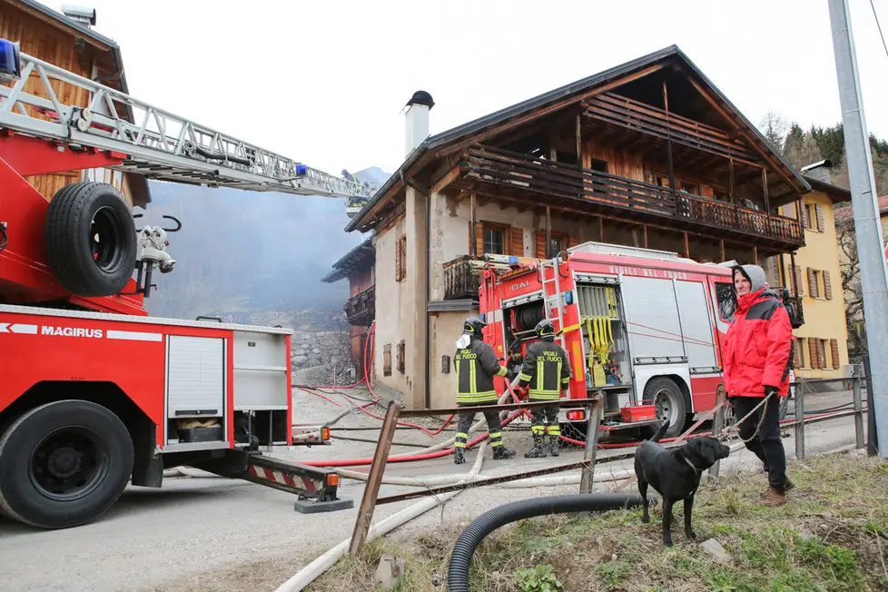 Incendio di una casa a Vallesella di Domegge di Cadore in via Piduel.