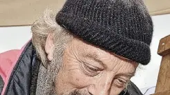 A sinistra la premiazione a Palazzo Rosso di Silvano Ferretti. Sopra lo scultore al lavoro