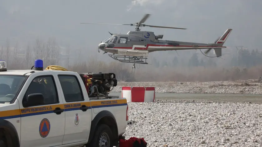 Un elicottero in azione sul Piave (foto Luca Zanfron)