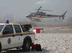 Un elicottero in azione sul Piave (foto Luca Zanfron)