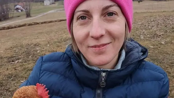 Francesca Cinghia con una delle sue galline