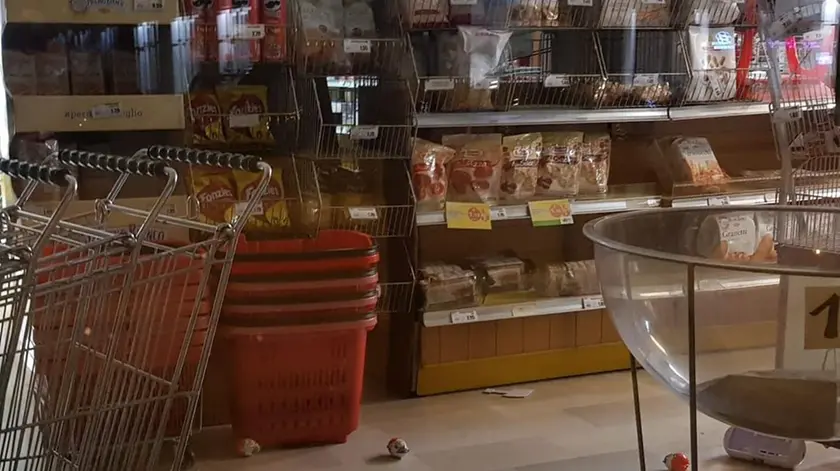 Il minimarket sottosopra dopo la rapina