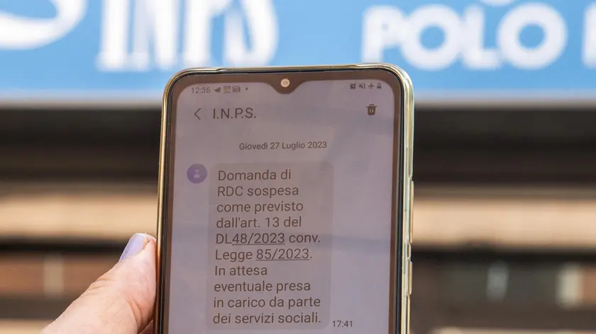 Sms con la revoca del reddito di cittadinanza per 59 bellunesi