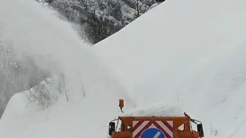 I mezzi spazzaneve al lavoro durante l'emergenza in Valle di Seren