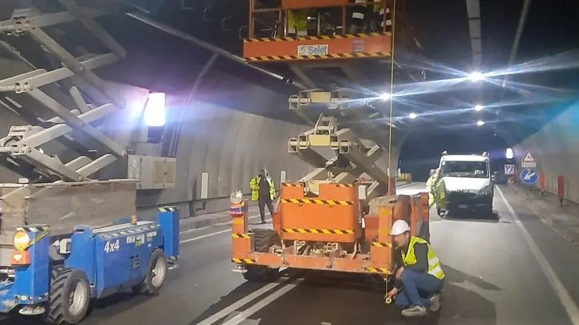 Una fase dei lavori nella galleria San Vito di Arsiè