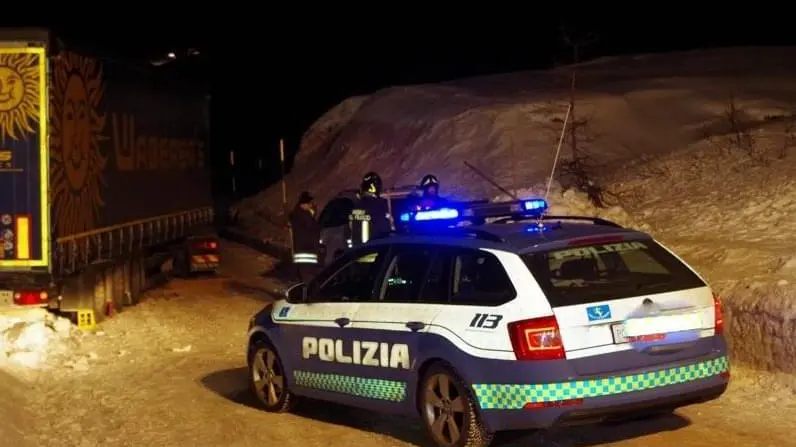 L'intervento di Polstrada e vigili del fuoco sul passo Giau