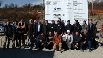 A fianco foto di gruppo per progettisti, responsabili del cantiere e per gli operai della ditta Bortoluzzi, che si occuperanno della realizzazione della nuova sede Feinar. Sulla destra veduta del cantiere