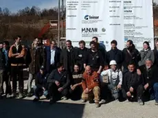 A fianco foto di gruppo per progettisti, responsabili del cantiere e per gli operai della ditta Bortoluzzi, che si occuperanno della realizzazione della nuova sede Feinar. Sulla destra veduta del cantiere