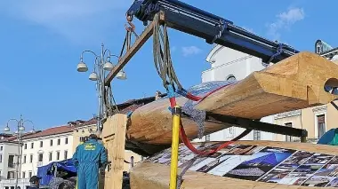 Alcune immagini del montaggio del tavolo dell’architettura che è stato allestito sul liston