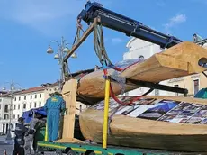 Alcune immagini del montaggio del tavolo dell’architettura che è stato allestito sul liston