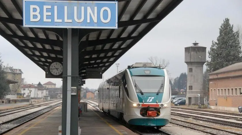 Belluno, 10 dicembre 2007. Alla stazione di Belluno arriva il nuovo servizio navetta di trenitalia Il Minuetto