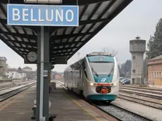 Belluno, 10 dicembre 2007. Alla stazione di Belluno arriva il nuovo servizio navetta di trenitalia Il Minuetto