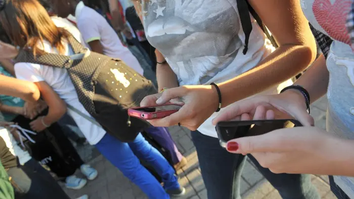 Giovani alle prese con i telefoni cellulari